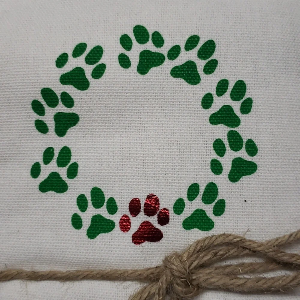 Dennis East International NWT Paw Print Design Oven Mit with Two Kitchen Towels